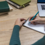 Lee más sobre el artículo La lectura y la escritura en el ámbito universitario: Herramientas lingüísticas y discursivas para la comprensión y producción de textos académicos.